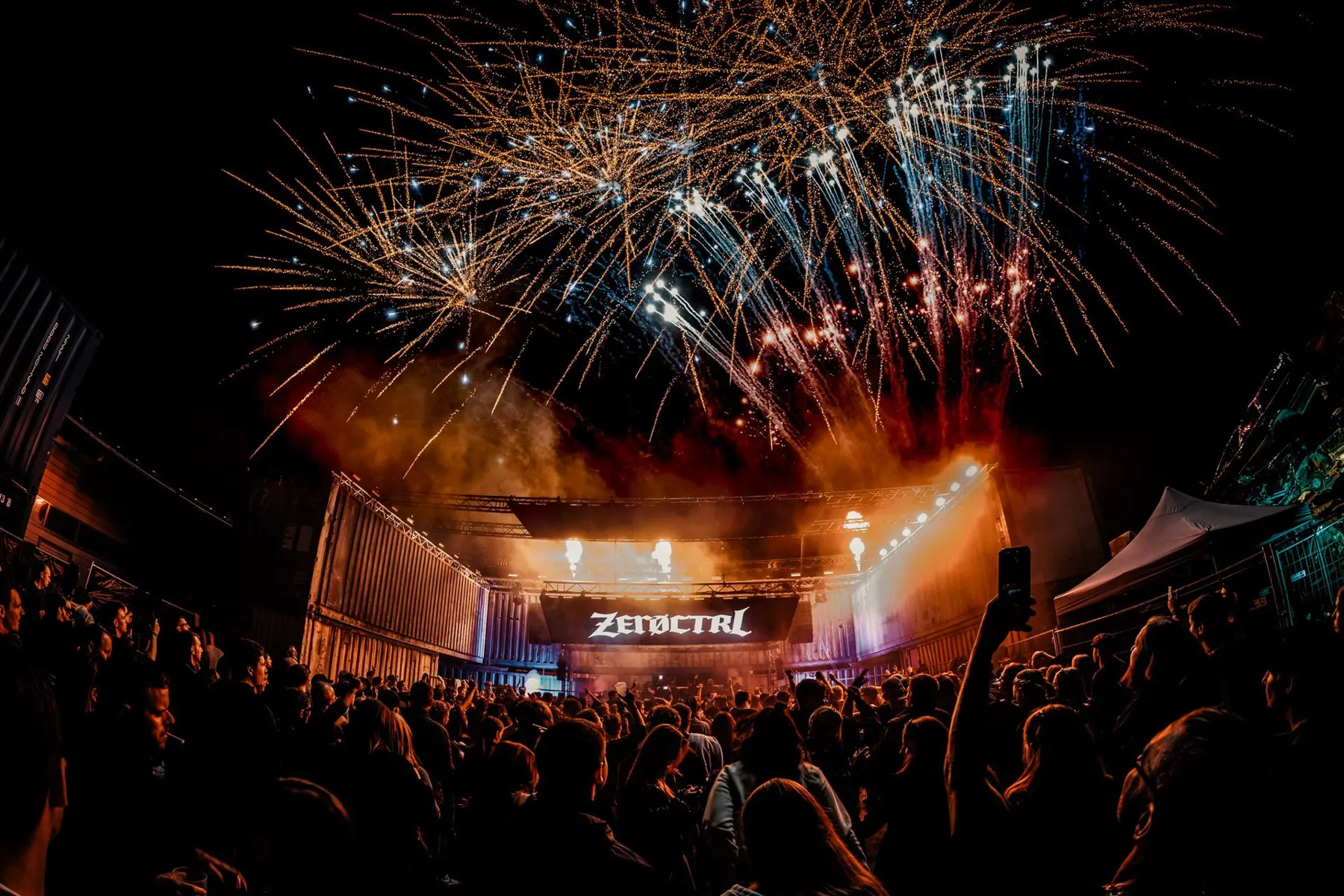 Feuerwerk über der ZEROCTRL Stage, davor die Menge
